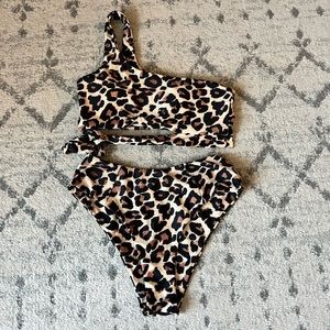 Two piece, one shoulder leopard print swim suit 👙